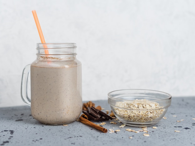 Batido de chocolate con avena y nueces en un frasco