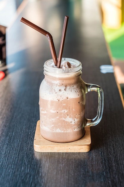 Batido de chocolate (batido) con jarra