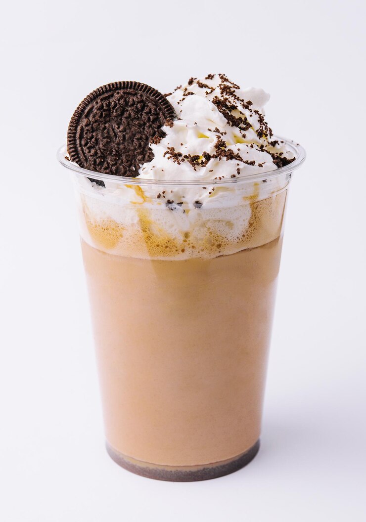 Batido de chocolate cubierto con crema batida en vaso de plástico aislado