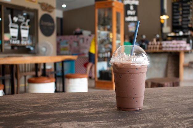 Batido de chocolate helado, bebidas refrescantes de verano en la madera