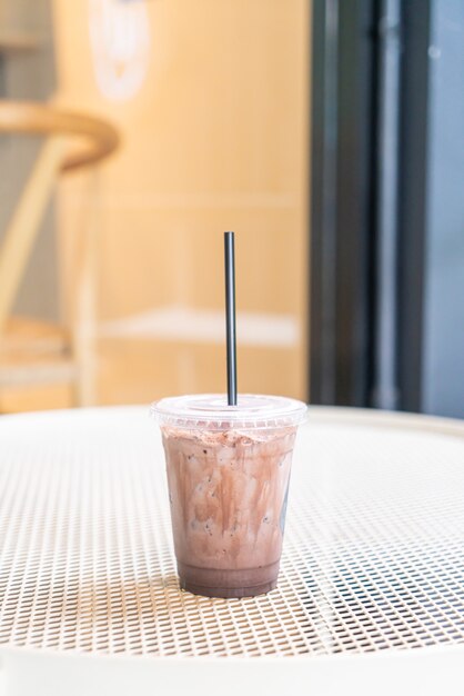 Batido de chocolate helado en la cafetería cafe