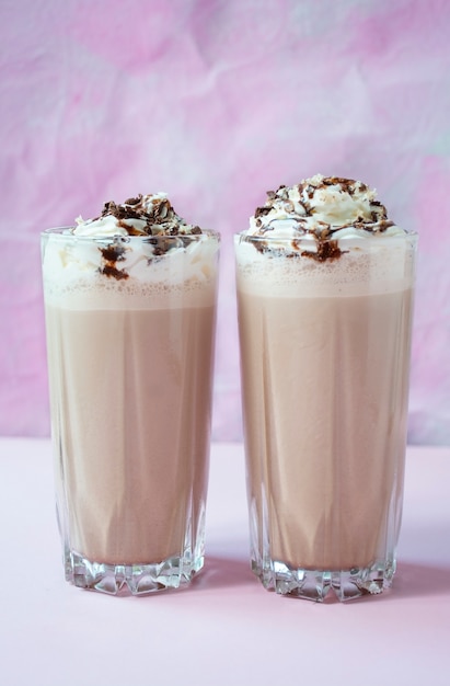 Batido de chocolate con helado y crema batida