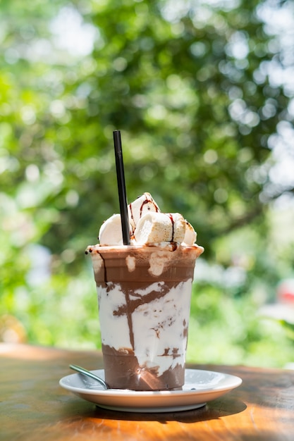 Batido de chocolate helado con malvavisco en la mesa