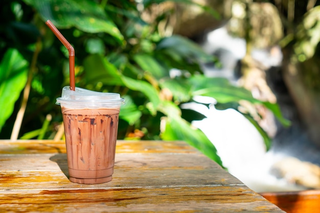 Batido de chocolate helado en la mesa