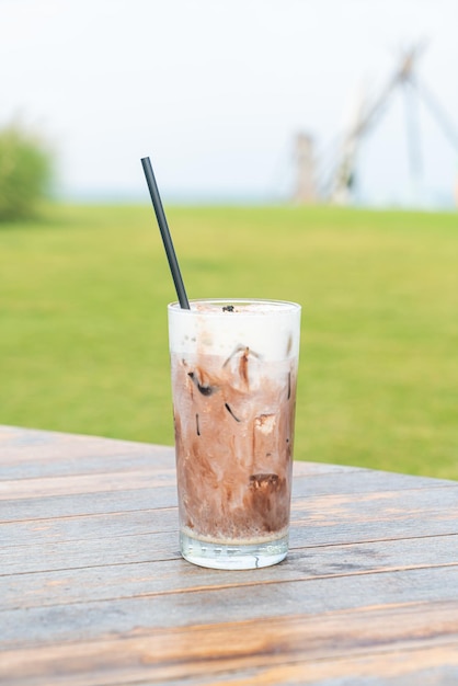 Batido de chocolate con hielo en la mesa de madera