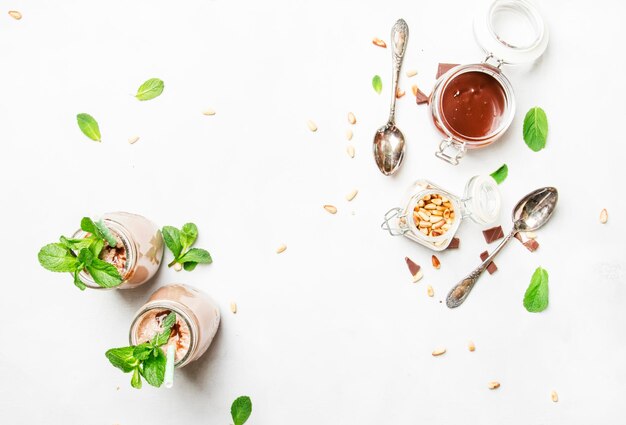 Batido de chocolate y menta con piñones vista superior de fondo gris