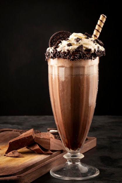 Batido de chocolate con trozos de galletas de chispas de chocolate