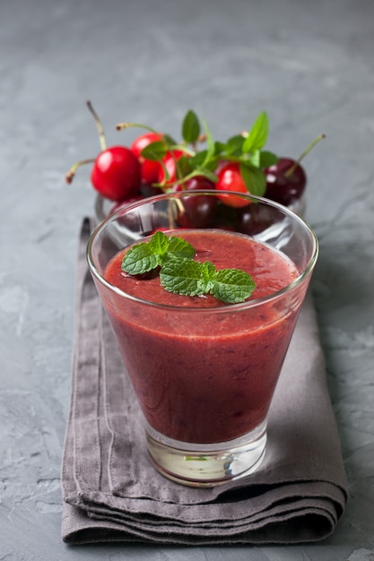 Foto batido com cereja em um copo