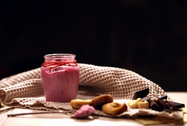 Batido cremoso rosa en botella con verduras frescas desayuno de dieta de desintoxicación vegetariana vegana