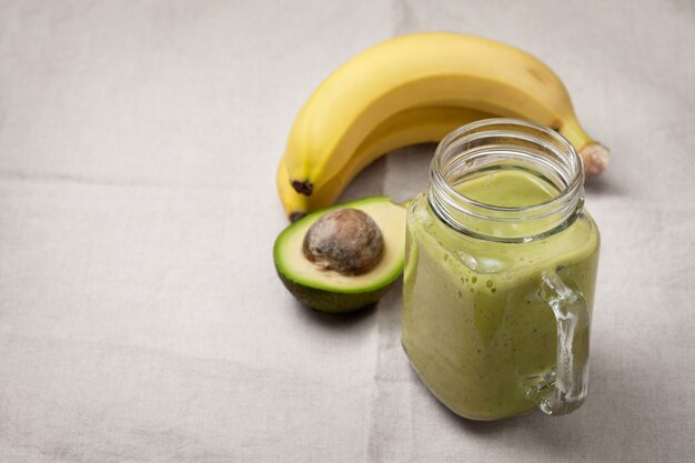 Batido de abacate e banana em frasco de vidro