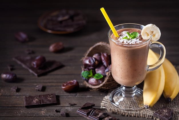 Batido de banana com chocolate ao leite de coco