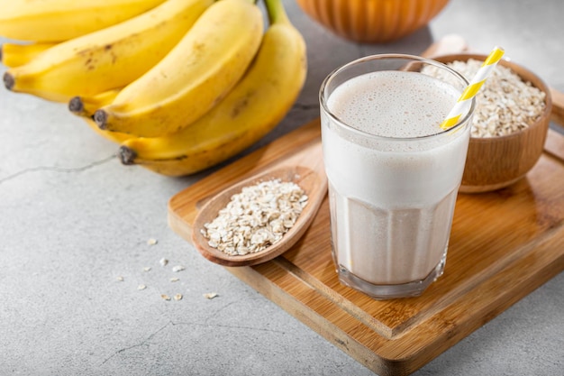 Batido de banana com leite, banana e aveia.