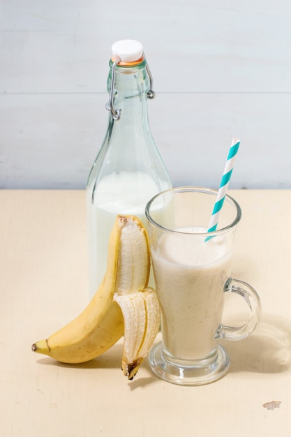 Batido de banana com leite