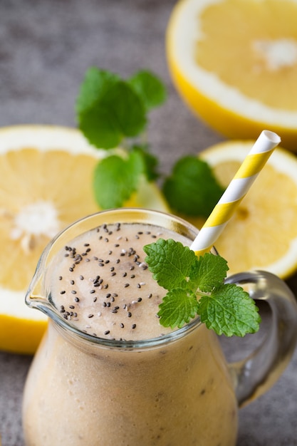 Batido de banana e limão, na mesa cinza.