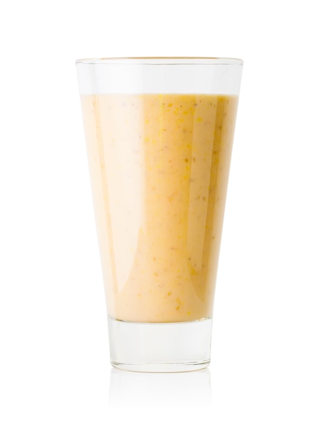 Batido de banana ou baunilha ou iogurte em copo alto