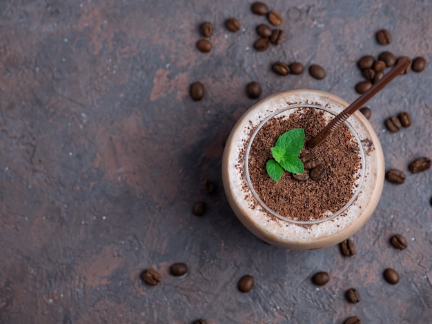 Batido de chocolate com café, cacau e leite polvilhado com gotas de chocolate