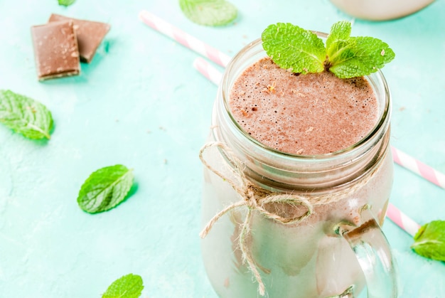 Batido de chocolate com hortelã e palha em frasco de vidro