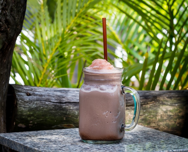 Batido de chocolate gelado na mesa