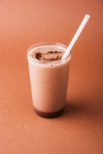 Batido de chocolate ou milkshake de chocolate frio