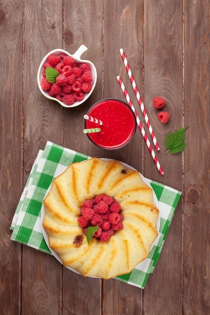 Batido de framboesa, bolo e frutas na mesa de madeira. vista do topo