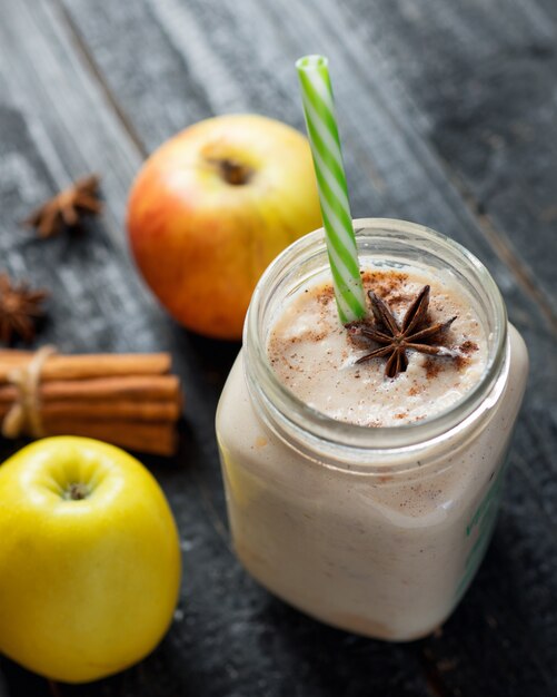 Batido de maçã com canela na mesa de madeira