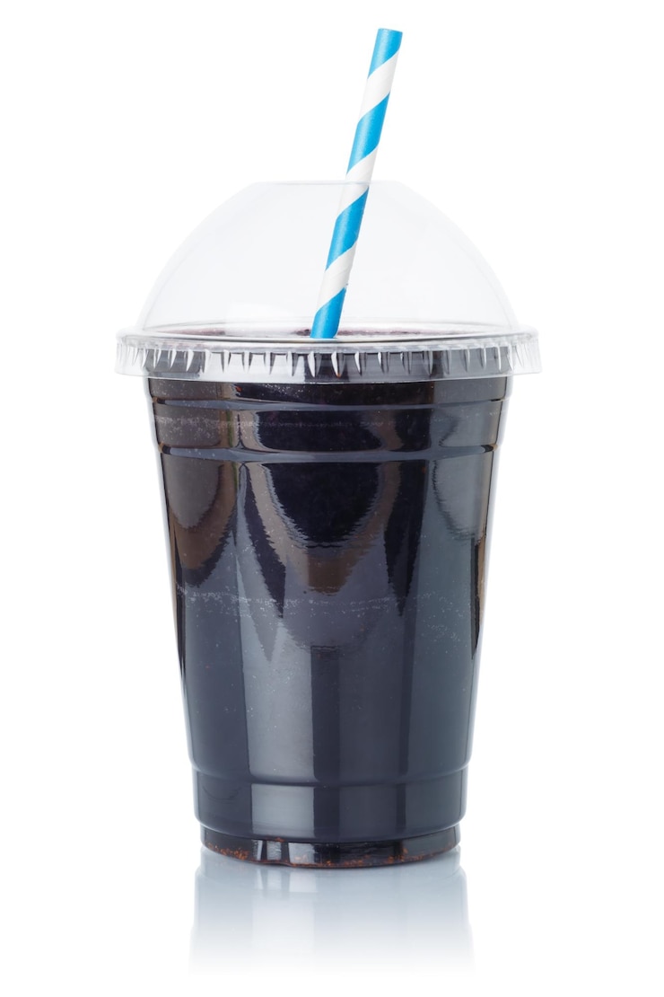 Foto batido de mirtilo berry suco de frutas palha beber mirtilos em um copo isolado no branco