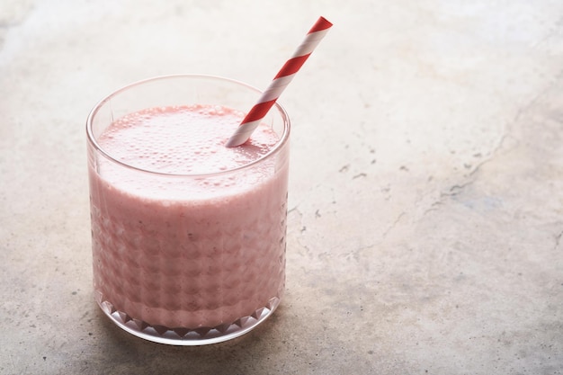 Batido de morango Batido vegano ou batido de morango banana e hortelã no fundo da mesa de madeira branca Alimentação limpa dieta alcalina Vista superior Mock up