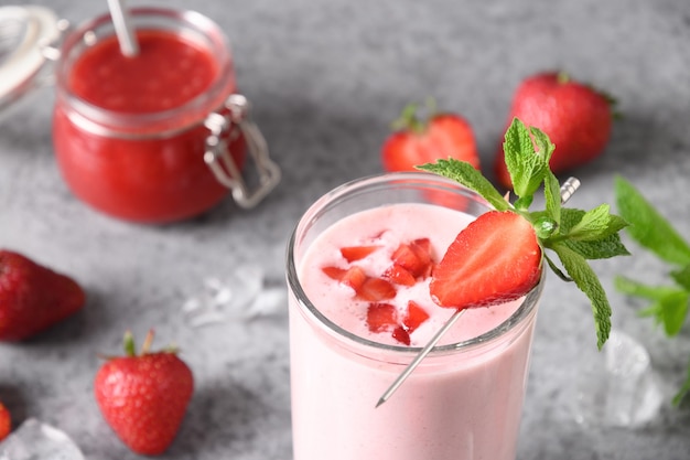 Batido de morango indiano ou milkshake em fundo cinza