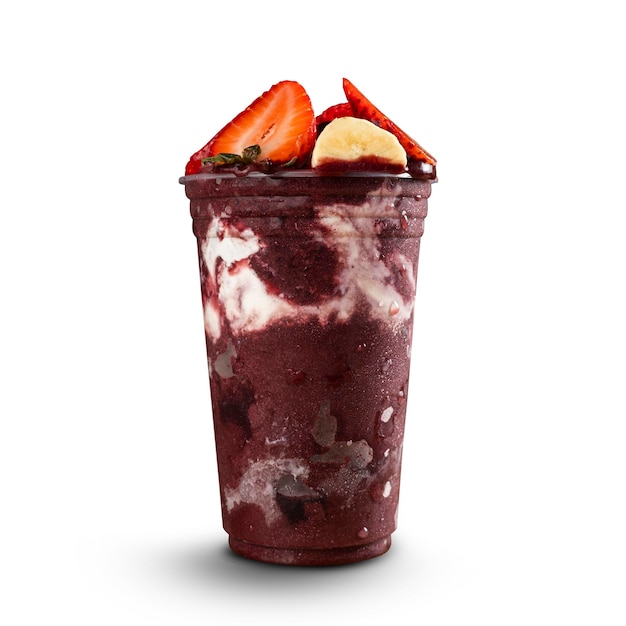 Batido de sorvete brasileiro de açaí berry em copo plástico com banana, morango e leite condensado. isolado no fundo branco. vista frontal para menu e mídia social