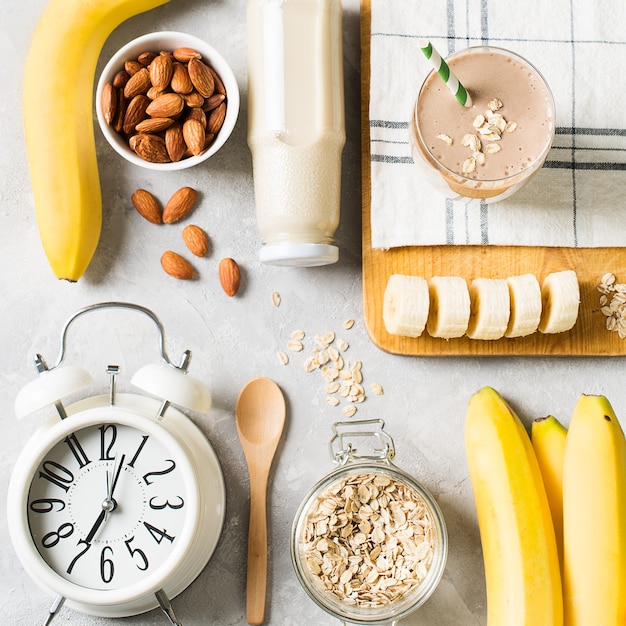 Batido de desayuno saludable, plátano, avena, leche de almendras con alarma blanca