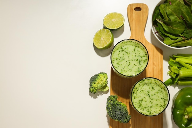 Batido de desintoxicación verde concepto de nutrición saludable y estilo de vida saludable