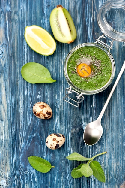 Batido de desintoxicación verde espinacas kiwi chia semillas y huevo de codorniz Vista superior