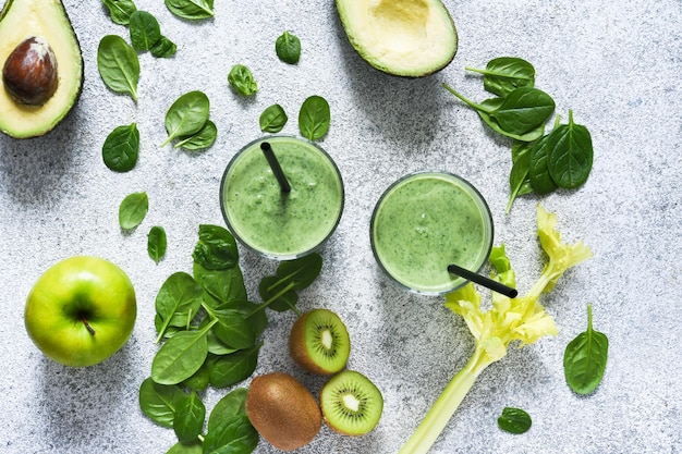 Batido con espinacas, aguacate y hojas de apio sobre un fondo de hormigón. Vista desde arriba. Bebida de desintoxicación. La dieta ceto.