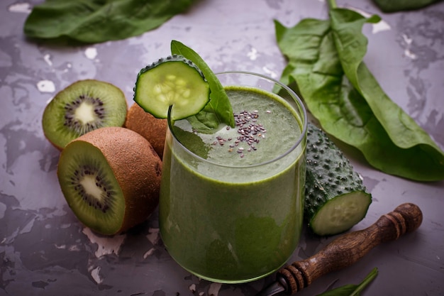 Batido de espinacas frescas con kiwi y pepino