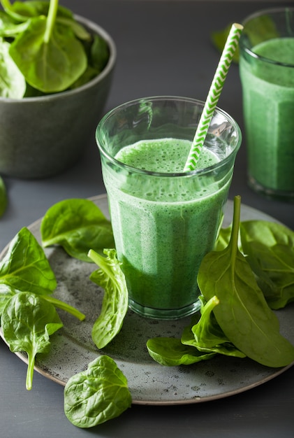 Batido de espinacas verdes con espirulina