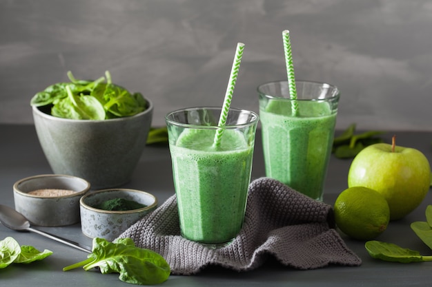 Batido de espinacas verdes con espirulina