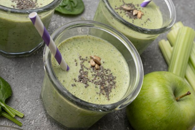 Batido de espinacas verdes saludables en frascos de vidrio