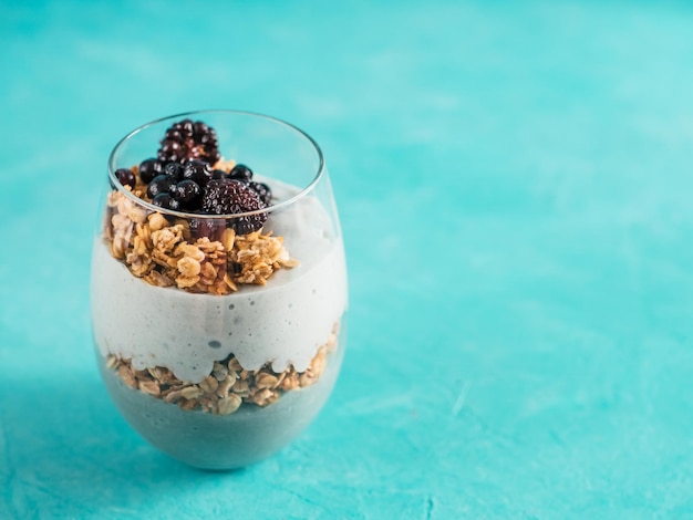 Batido de espirulina y granola en tablero azul