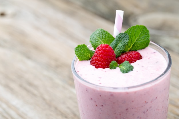 Batido de frambuesa con decoración de menta.