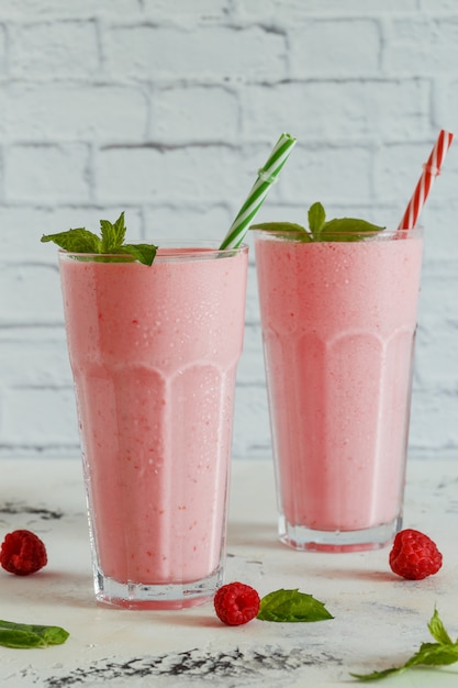 Batido de frambuesa con menta y pajitas.