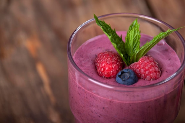 Batido de frambuesas y arándanos con hojas de menta con yogur