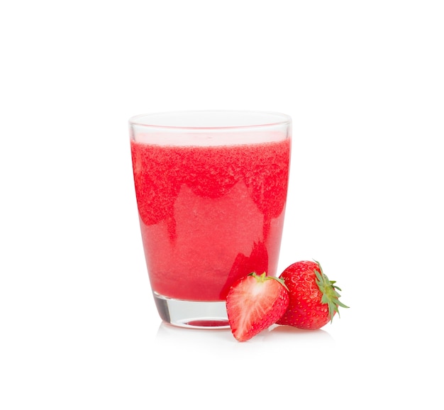 Batido de fresa aislado sobre superficie blanca.