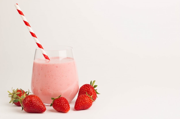 Foto batido de fresa cerca de frutas de fresa