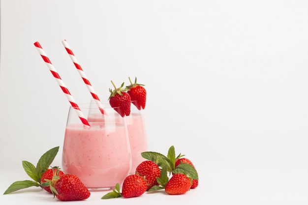 Batido de fresa cerca de frutas de fresa