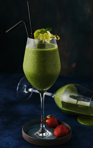 Batido de fresa y espinaca con limón y menta