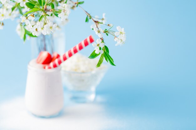 Batido de fresa en el frasco de vidrio