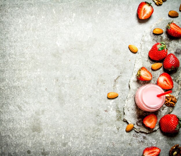 Batido de fresa con leche y frutos secos