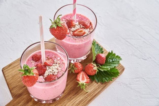 Batido de fresa con leche en vasos