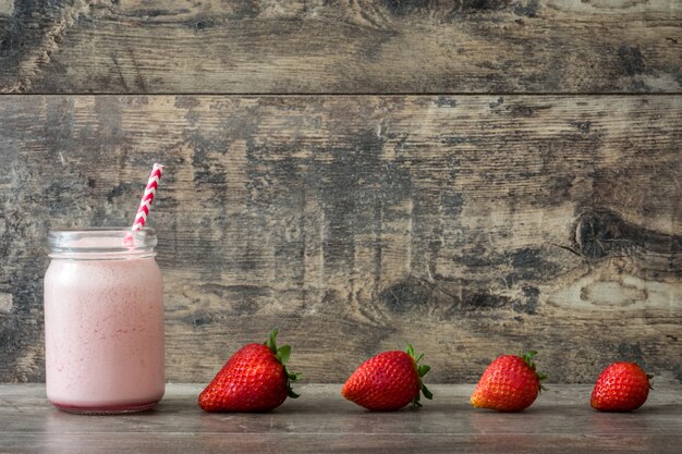 Batido de fresa en madera