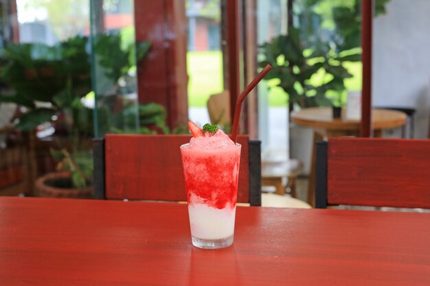 Batido de fresa en la mesa del café.